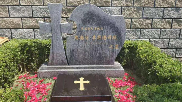 중공에서 스티븐 리 스더 주교를 인정하지 않은 탓에 그의 묘비명에는 주교가 아닌 사제라고 적혀있다