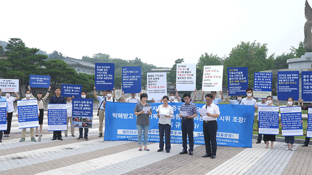기자 회견에서 발언하고 있는 네 명의 전능신교회 신자들