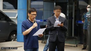 변호사 입회 하에 전능하신 하나님 교회 신자가 선언문을 읽고 있다.