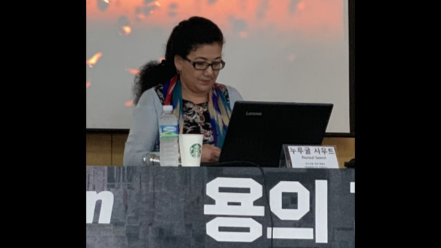 컨퍼런스에 참여한 누르굴 사우트의 모습이다. 극단주의 무슬림처럼 보이는가?