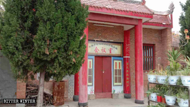 북자이즈(北寨子)촌의 관제묘(關帝廟)에서는 조각상이 덮개로 가려지고 ‘촌 회의장’이라는 현판이 내걸렸다