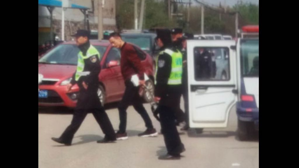 복음 전단을 배포했다는 이유로 경찰에 연행된 교회 신자