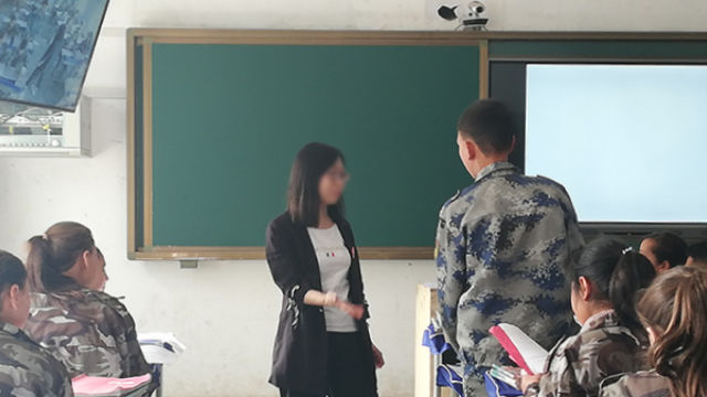 신장 자치구로 채용된 한 교사가 수업을 진행하고 있다