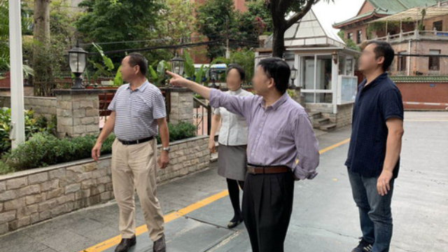 예배소들을 조사 중인 종교사무국 관리들