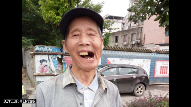 용역 깡패들에게 당한 폭행으로 빠진 옌 씨의 치아