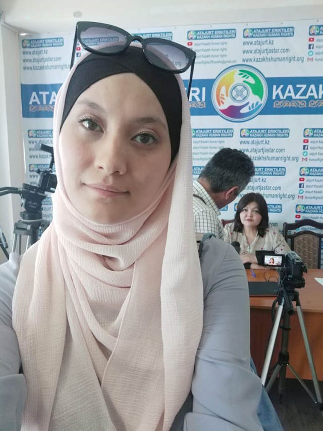 남편의 석방을 호소하는 레일라 아딜잔