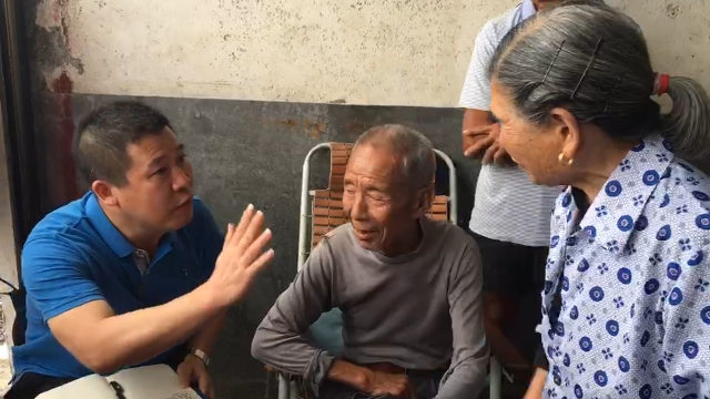 매장 문제로 주민들과 협상하고 있는 한 정부 관리