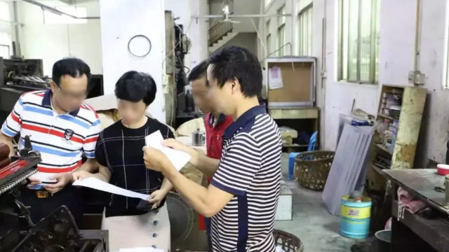 중국 광둥(廣東)성의 한 인쇄소를 검열하는 관리들