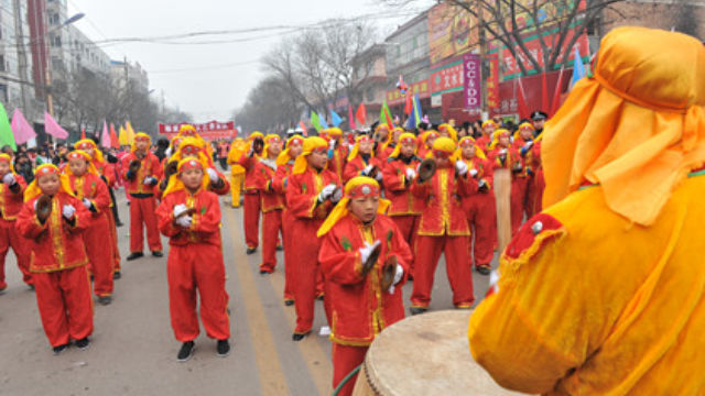 산시(山西)성에서 사람들이 마시나오(馬西鐃, 옛날 악기 바라)를 연주하며 기우제를 지내고 있다