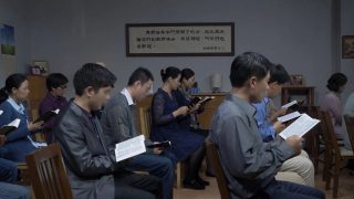 이신칭의 예배소, 공식 교회에 가입하지 않아 탄압당해