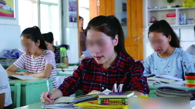 장쑤(江蘇)성 롄윈강(連雲港)고등학교에서 공부하고 있는 신장 학생들