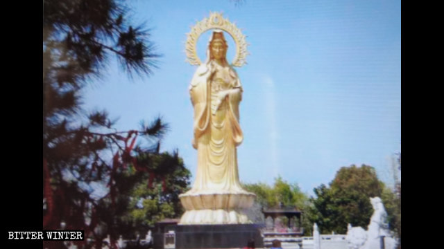 관음섬에 세워진 중앙 상은 높이가 18미터에 이른다