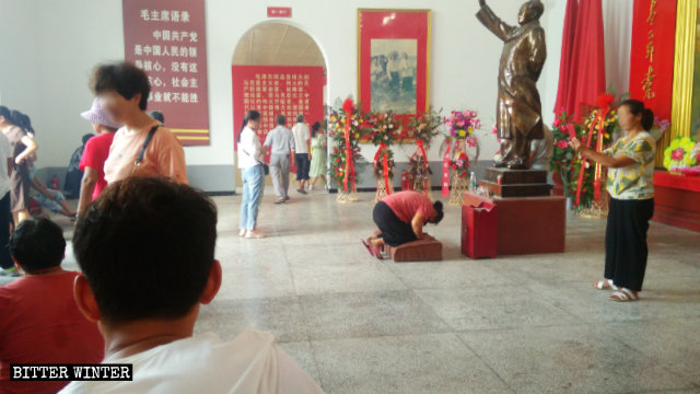 상추(商丘)시 량위안(梁园)구의 마오쩌둥 기념관에서 절함
