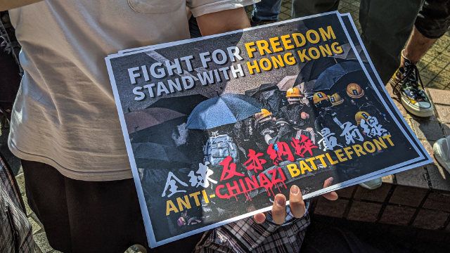 “자유를 위해 싸우자, 홍콩과 함께 서라.”