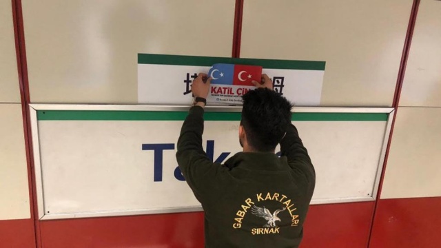 위구르인들을 지지하는 어느 터키인이 탁심(Taksim) 광장 전차역의 중국어 표기 위에 'katil çin' 즉, '학살자 중국인'이라는 글귀가 적힌 동투르키스탄과 터키의 깃발 문양의 스티커를 덧붙이는 모습