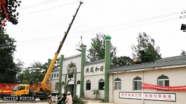 양파 모양의 돔이 모스크에서 제거되는 모습