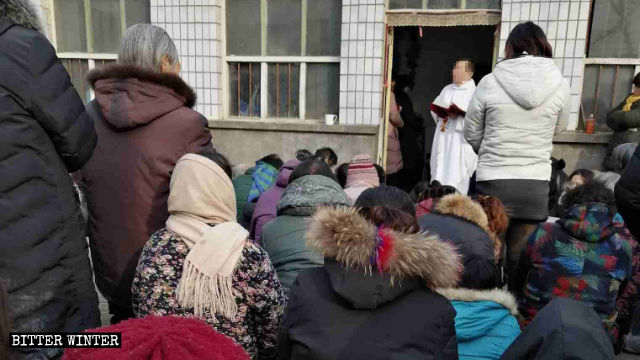 한 사제가 야외에서 미사를 집전하고 있다