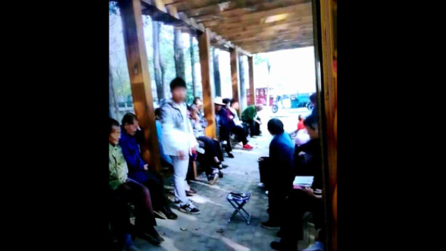 불편해도 작은 차고에서 예배를 이어 간 신자들