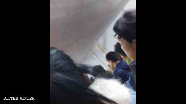 예배소가 폐쇄된 뒤 야외에서 집회를 이어 가고 있는 한 가정교회 신자들