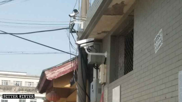 ​중국 당국, 정부 관할 종교 모임 장소에 감시 카메라를 설치할 것을 명령,사진은 한 사찰 외부에 설치된 얼굴 인식 카메라