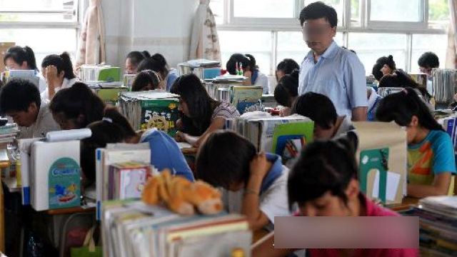 광둥(廣東)성 선전(深圳)시 송강(松崗) 중학교에서 위구르 학생들이 모의고사를 치르는 모습