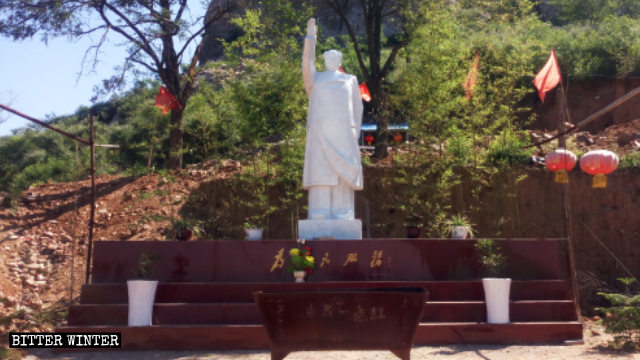중원 일점홍 사찰 밖에 서 있는 마오쩌둥상