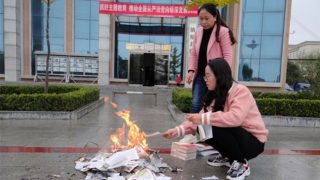 종교 서적을 집중적으로 불사르는 중국 공산당, 나치와 판박이