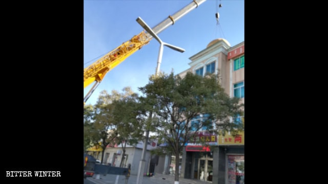 10월 16일, 내몽골 츠펑(赤峰)시의 어느 후이족이 소유한 호텔 지붕에서 돔이 철거되는 모습