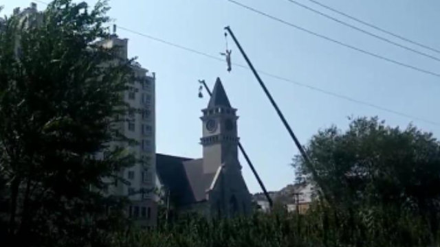크레인이 린자좡(林家莊)촌의 가톨릭 교회 종탑에 설치된 예수축복상을 끌어내리고 있다