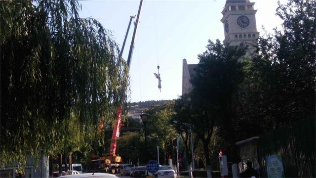 제거되고 있는 천사상들