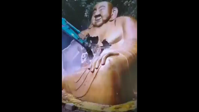 철거되고 있는 거대한 미륵상의 모습