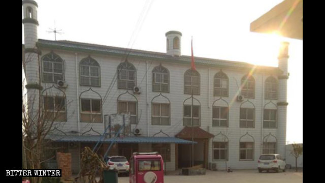 아랍 학교 건물의 세 기둥 꼭대기에 있던 초승달 상징물들이 제거되었다