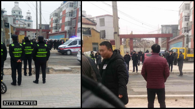교회를 지키고 있는 무장 경찰과 도시 관리 직원들