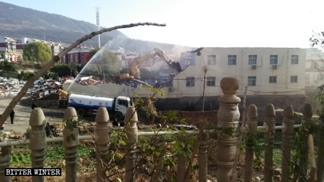 굴삭기 한 대로 스거우(寺沟)교회를 철거하고 있는 모습