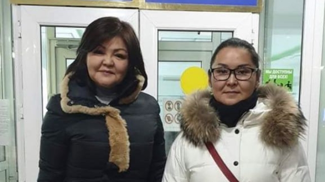 아이만 우마로바 변호사와 함께한 카이샤 아칸