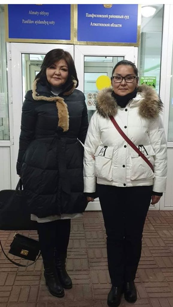 아이만 우마로바 변호사와 함께한 카이샤 아칸