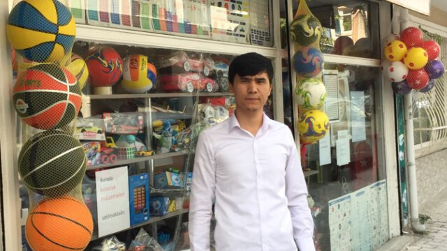 자신의 이스탄불 영업점 앞에 선 오메르잔 함둘라