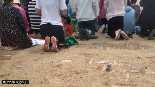성당 마당에 모인 신자들