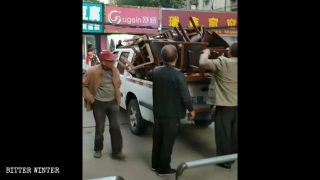 지역사회 직원이 교회의 귀중품들을 옮겨 싣고 있다