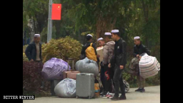 짐을 싸서 떠나라는 말을 들은 민허의 모스크 학교 학생들