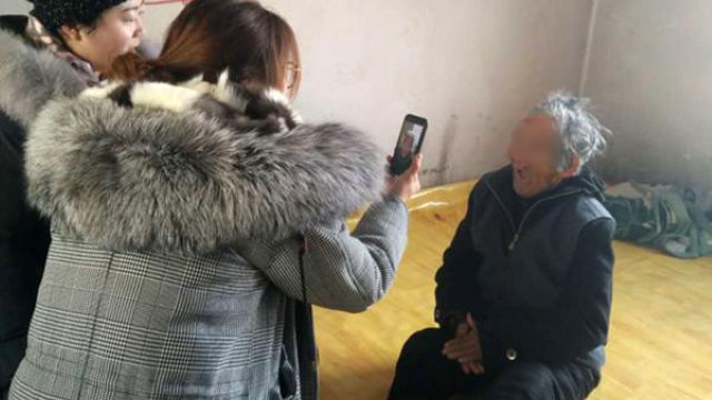 휴대전화 앱을 이용해 얼굴 인식 데이터베이스에 쓸 주민들 사진을 찍는 지린(吉林)성 안투(安圖)현 츠베이(池北)구 정부 관리들