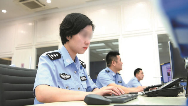 근무 중인 중국의 사이버 경찰
