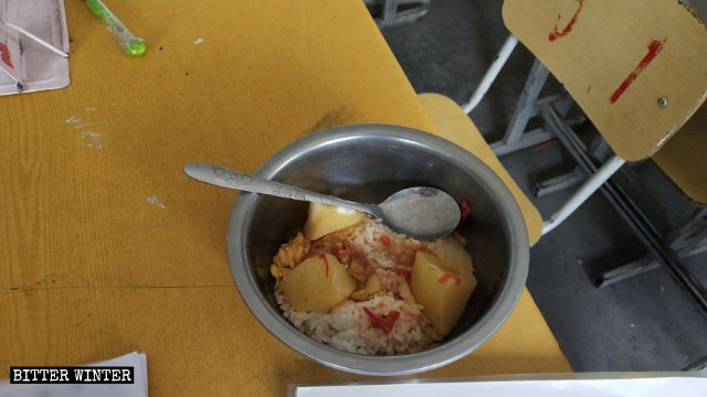 기숙학교에서 아이들이 식사 때 제공받는 것은 대개 밥과 채소뿐이다
