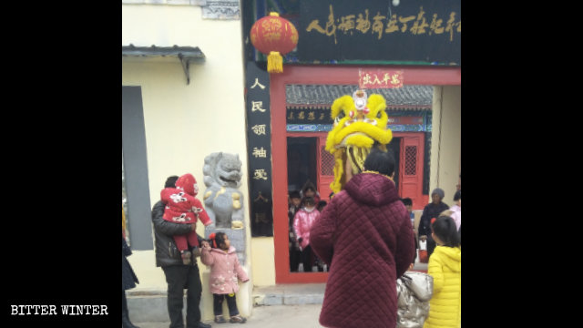 마오 주석을 참배하기 위해 기념관으로 입장하는 사람들
