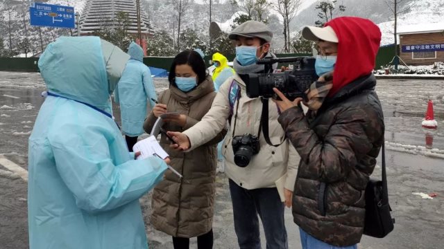 전염병 발생의 와중에 일하는 기자들