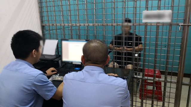 홍콩 시위 관련 뉴스를 쇼셜미디어에 공유한 이유로 구금된 사람들을 심문하는 경찰