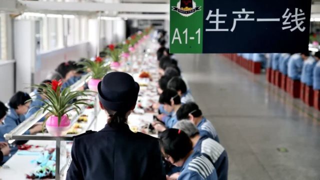 교도소 내 작업장에서 일하는 수인들을 감시하는 간수