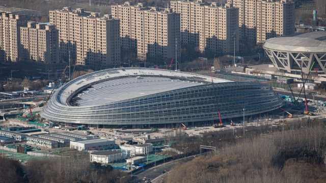 2022년 동계 올림픽을 위해 베이징에 건설 중인 전국 스피드 스케이팅 경기장의 모습