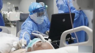 의료진들, 코로나19에 대한 중국의 허위 정보 폭로