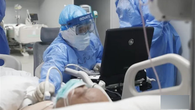 의사가 코로나19 환자를 진찰하다.